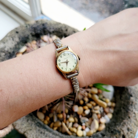 Vintage Timex Silver & Gold Classic Stretch Watch - Picture 2 of 8